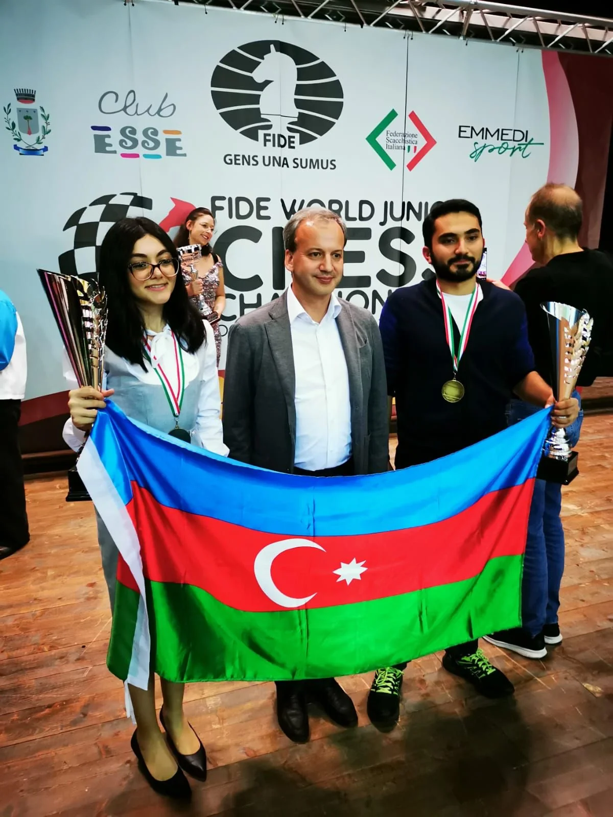 FIDE prezidenti azərbaycanlı dünya çempionlarını təbrik edib