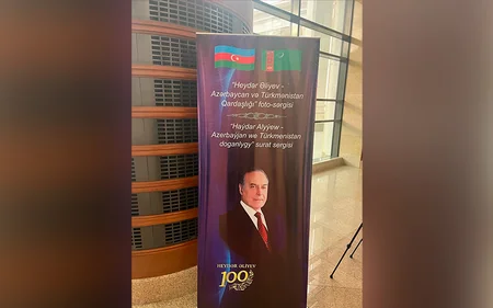 Aşqabadda Heydər Əliyevin 100 illiyi ilə bağlı foto-sərgi açılıb