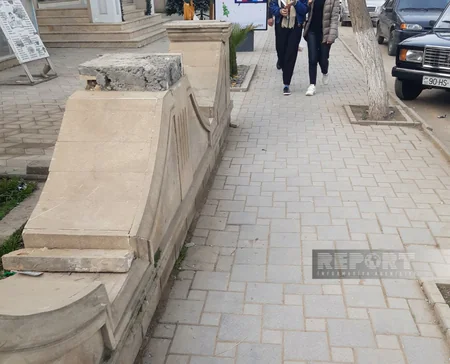 Biləsuvarda yolkənarı səkilər və istinad divarları bərbad vəziyyətə düşüb 