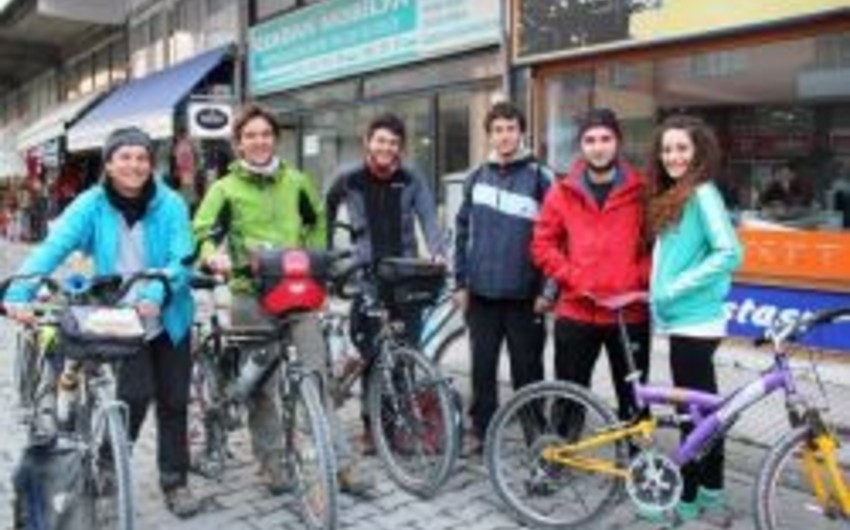 ​Fransada təhsil alan velosipedçi tələbələr Azərbaycana gələcək