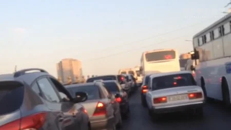 Bakı-Sumqayıt avtomobil yolunda tıxac yaranıb, sərnişinlər paytaxta piyada gəlir - FOTO - VİDEO