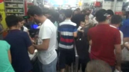 Türkiyənin Cizrə qəsəbəsinin sakinləri ərzaq ehtiyyatı toplayıb
