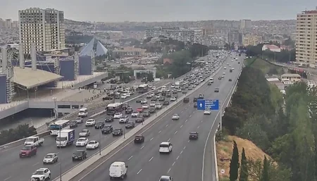 Bakının bir sıra yollarında tıxac yaranıb - SİYAHI