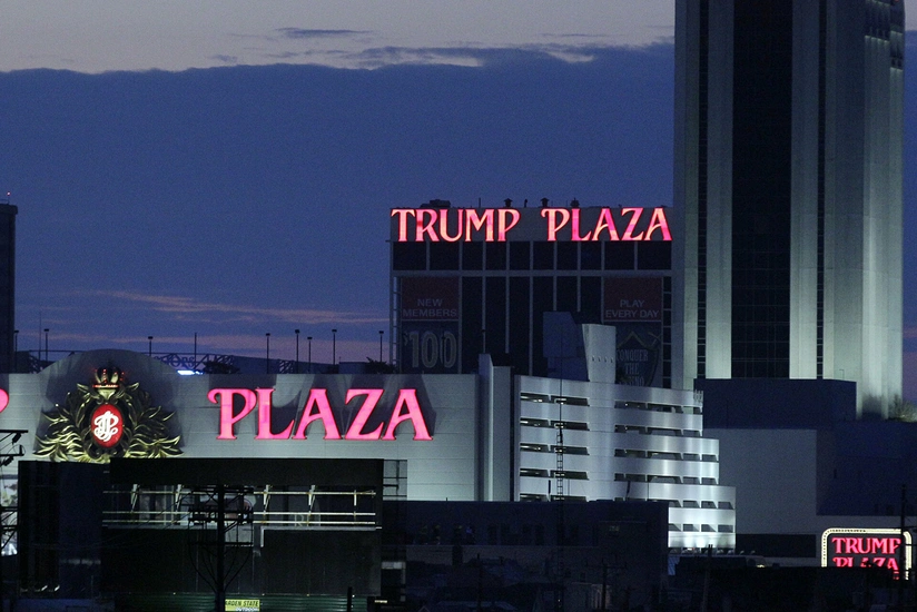В США снесли Trump Plaza