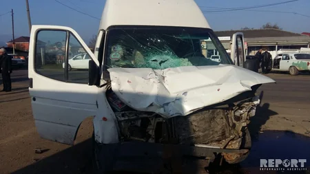 Lənkəranda mikroavtobusla minik maşını toqquşub, bir nəfər ölüb, bir nəfər xəsarət alıb - FOTO