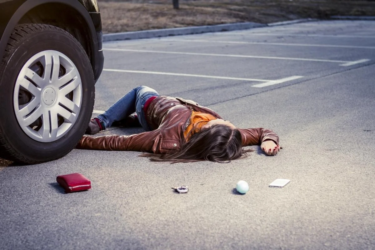 Bakıda avtomobil yolu keçən qadını vuraraq öldürüb