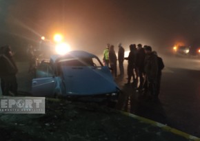 В Гахе автомобиль врезался в бетонное ограждение, есть пострадавшие