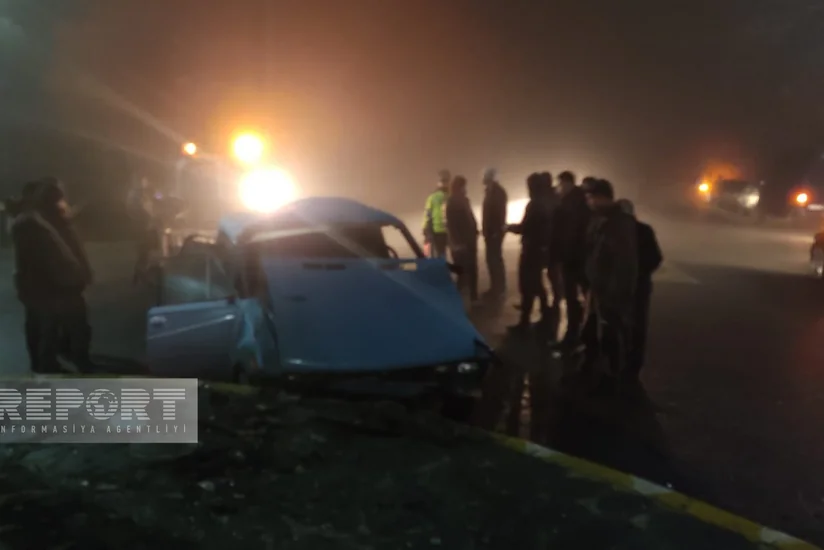 В Гахе автомобиль врезался в бетонное ограждение, есть пострадавшие