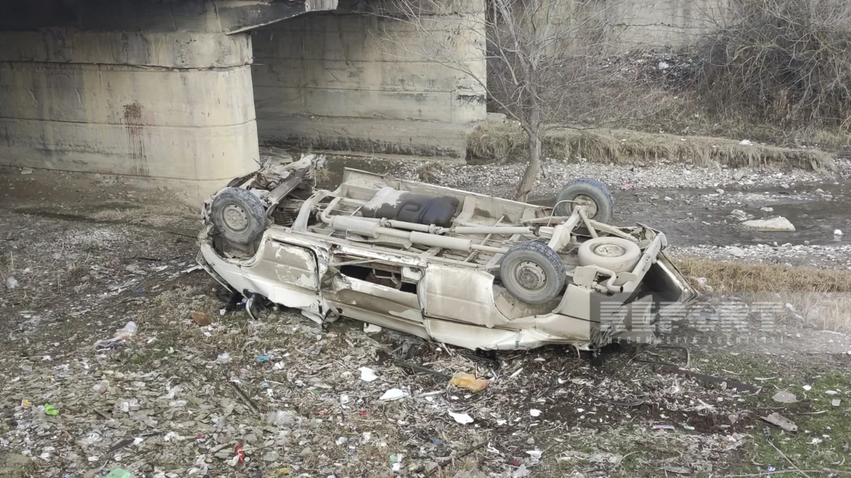 В Хачмазе микроавтобус упал с моста, водитель получил травмы