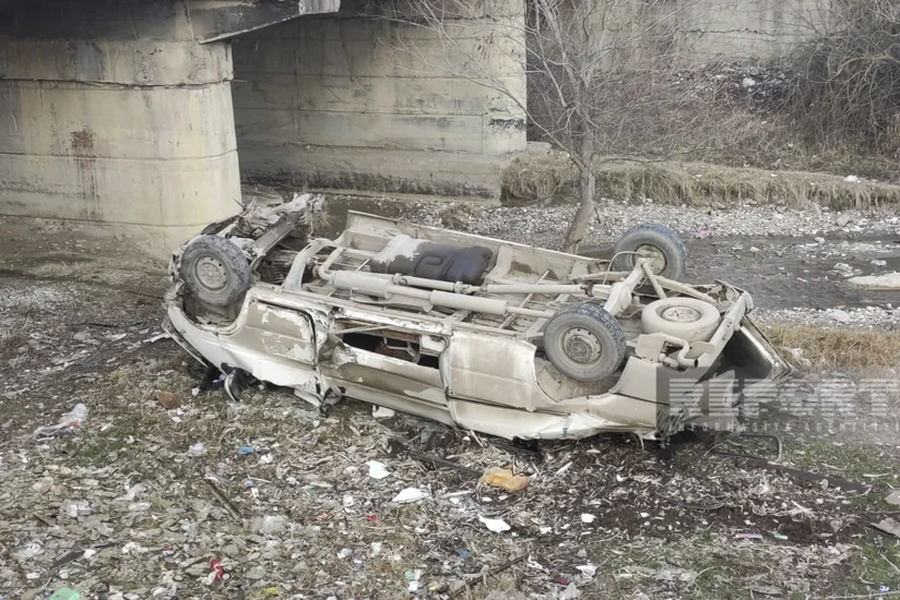 В Хачмазе микроавтобус упал с моста, водитель получил травмы