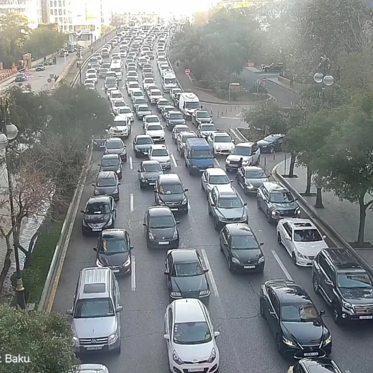 Bakının bəzi yollarında tıxac yaranıb - SİYAHI