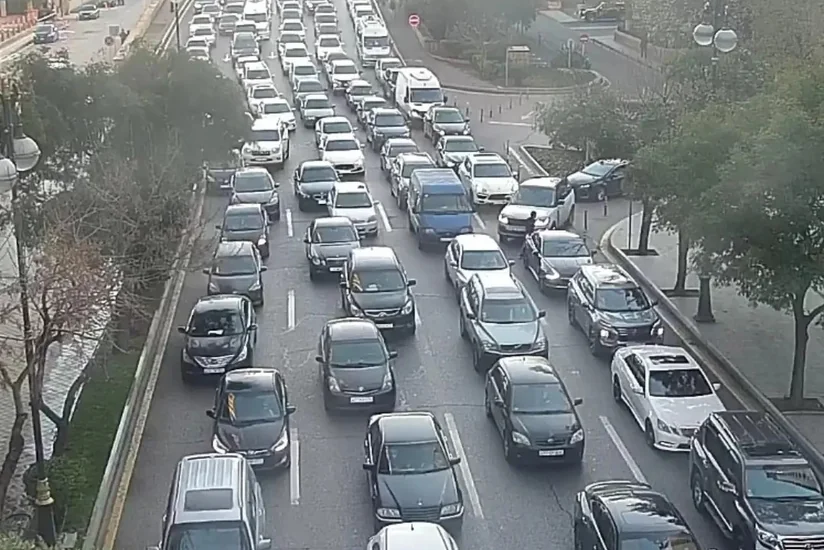 Bakının bəzi yollarında tıxac yaranıb - SİYAHI