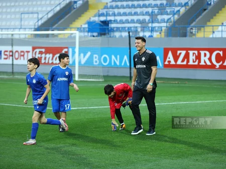 Mesut Özil Bakıda uşaqlarla futbol oynayıb - FOTOREPORTAJ