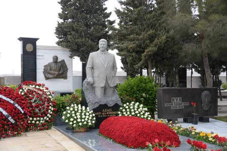 Gənclər və idman nazirliyinin rəhbərliyi Azad Rəhimovun məzarını ziyarət edib