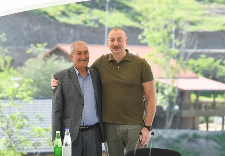 Dövlət başçısı Laçın şəhərinə qayıdan əhali ilə görüşüb, evlərin açarlarını onlara təqdim edib