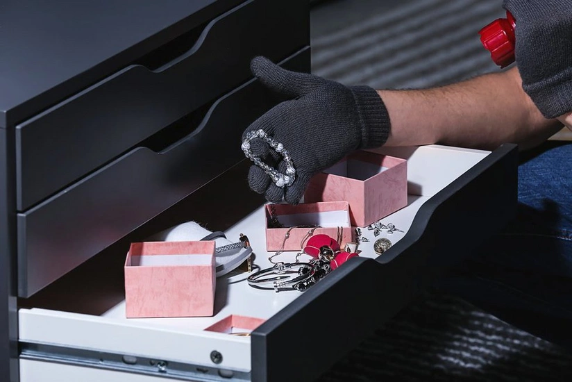 Bakıda evdən 20 min manat pul və qızıl-zinət əşyaları oğurlanıb