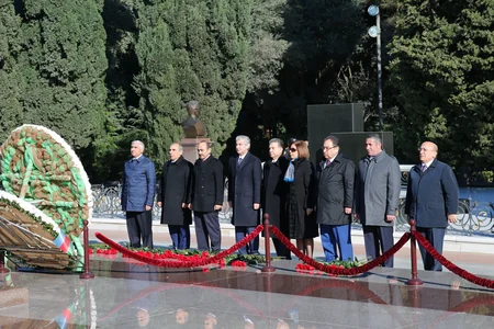 ​YAP rəhbərliyi Fəxri xiyabanda partiyanın qurucusu Heydər Əliyevin məzarını ziyarət edib