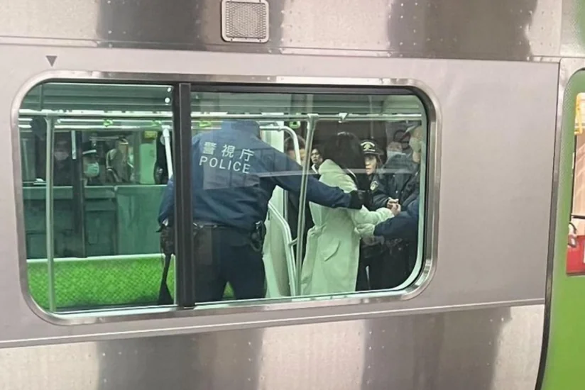 В токийском метро мужчина совершил нападение с ножом, пострадала женщина