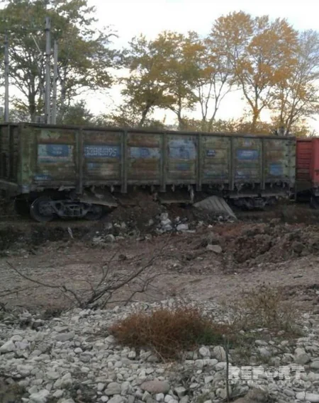 Xaçmazda qatardan yük boşaldan ekskavator sürücüsü yükün altında qalaraq ölüb - FOTO