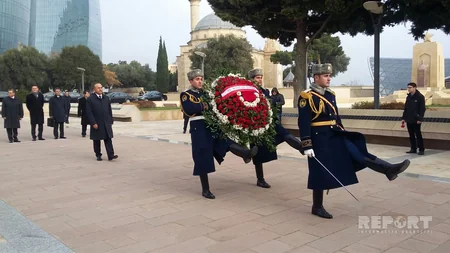Mövlud Çavuşoğlu Fəxri xiyabanı və Şəhidlər xiyabanını ziyarət edib - FOTO