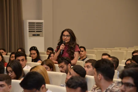 Təhsil Nazirliyində Macarıstan, Çin və Latviyada təhsil almaq üçün seçilmiş tələbələrlə görüş keçirilib
