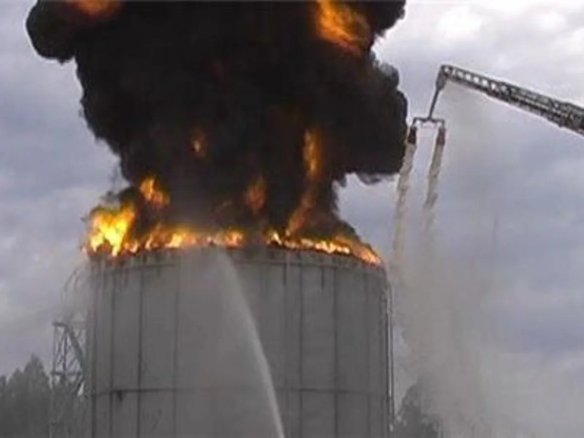 В ливийском порту Рас-Лануф горят четыре нефтяных резервуара