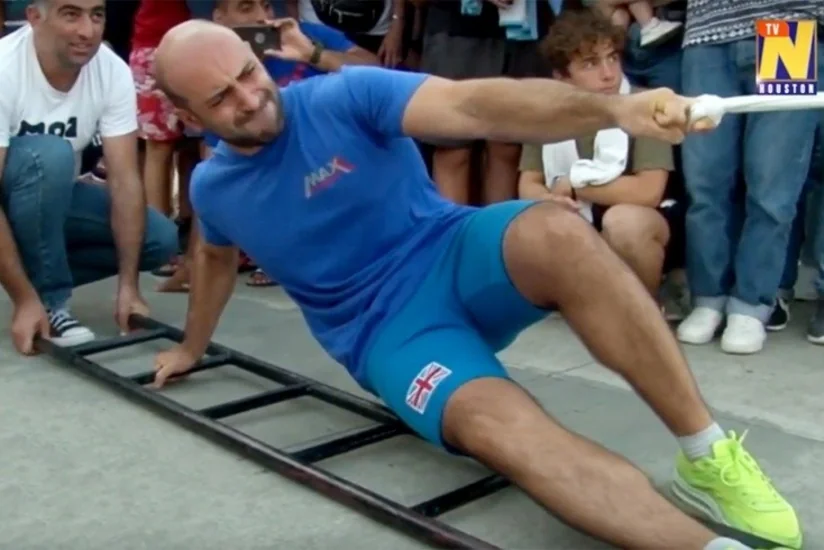 Gürcüstanlı pəhləvan 200 tonluq qayığı bir barmağı ilə sahilə dartıb - VİDEO