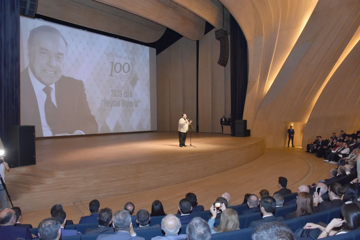 Heydər Əliyev Mərkəzində Ulu Öndərə həsr olunan instalyasiya, fotoalbom və film təqdim edilib