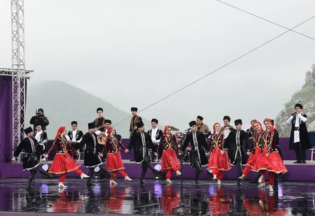 İlham Əliyev və Mehriban Əliyeva Şuşada Beynəlxalq Folklor Festivalının açılışında iştirak ediblər - YENİLƏNİB