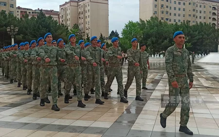 Sumqayıtda hərbçilərin təntənəli yürüşü keçirilib