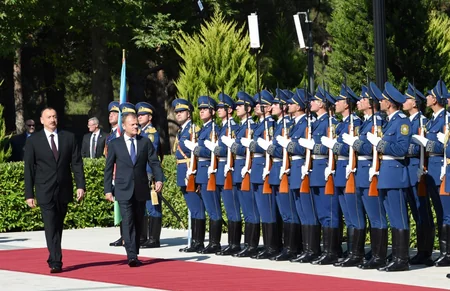 ​Bakıda Avropa İttifaqı Şurasının prezidenti Donald Tuskun rəsmi qarşılanma mərasimi olub