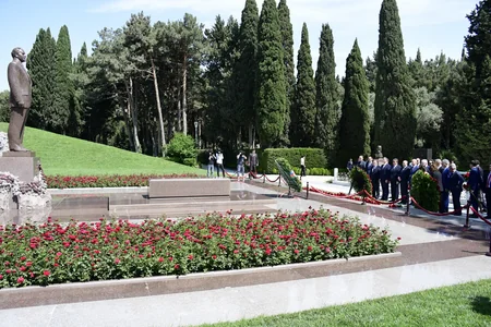 Şuşada keçiriləcək beynəlxalq konfrans iştirakçıları Heydər Əliyevin məzarını, Şəhidlər xiyabanını və “Türk şəhidliyi”ini ziyarət ediblər