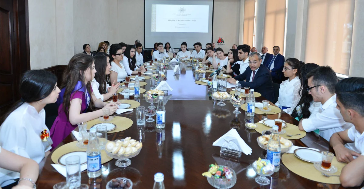 Təhsil naziri təhsildə fərqlənən məzunlarla görüşüb
