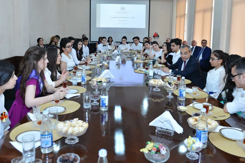 Təhsil naziri təhsildə fərqlənən məzunlarla görüşüb