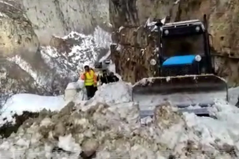 На дороге Губа-Хыналыг произошел сход снежной лавины