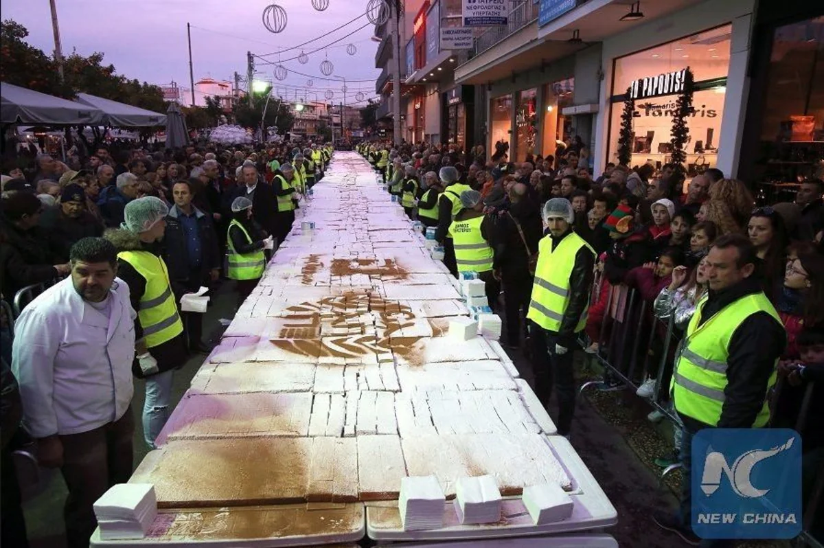 Yunanıstanda Yeni il münasibəti ilə 70 metr uzunluğunda tort bişirilib