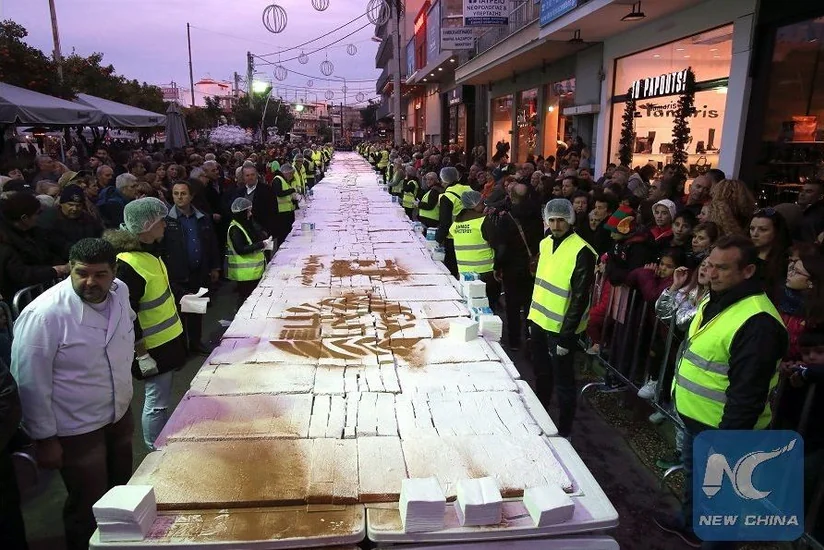 Yunanıstanda Yeni il münasibəti ilə 70 metr uzunluğunda tort bişirilib