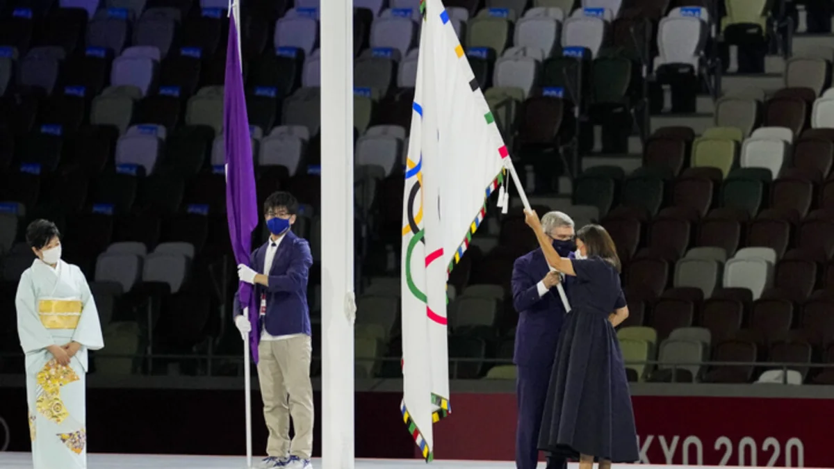 IOC president hands over Olympic flag to Paris mayor