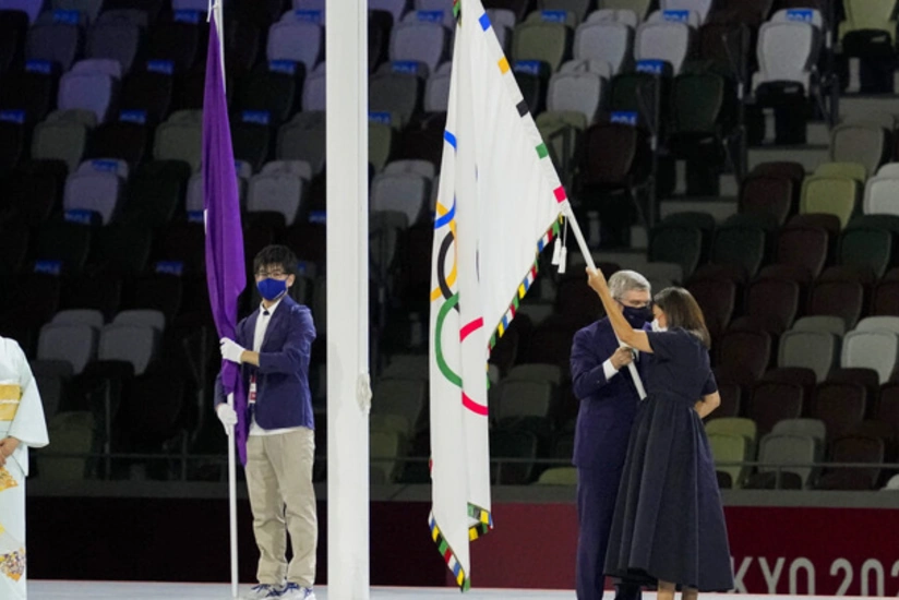 IOC president hands over Olympic flag to Paris mayor