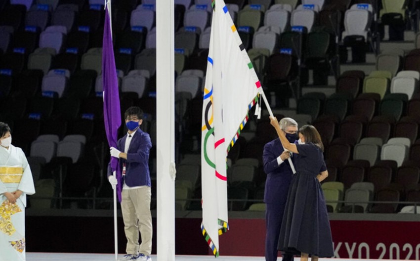 Токио-2020: Президент МОК передал олимпийский флаг мэру Парижа