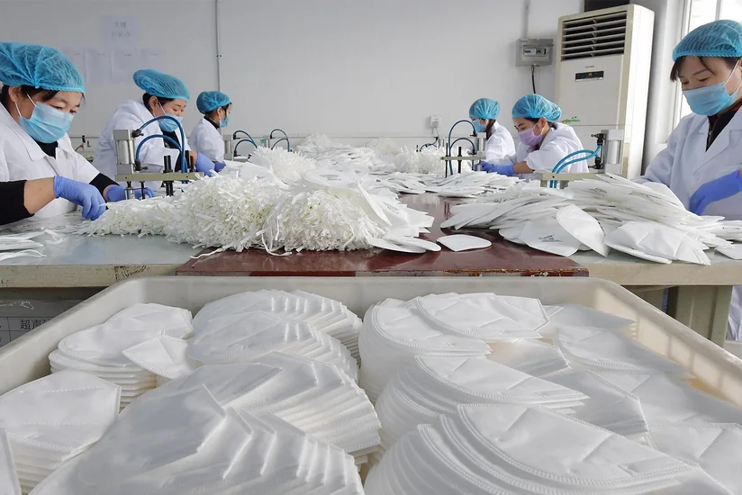 В Китае иероглифами уходящего года стали эпидемия и народ