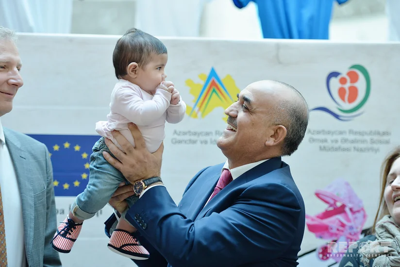 Bakıda “Atalar və qızlar” adlı foto-sərgi açılıb