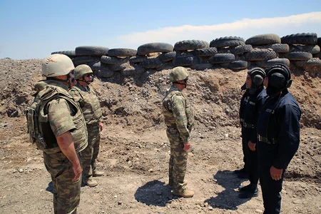 Müdafiə Nazirliyinin rəhbərliyi cəbhə bölgəsinə gedib