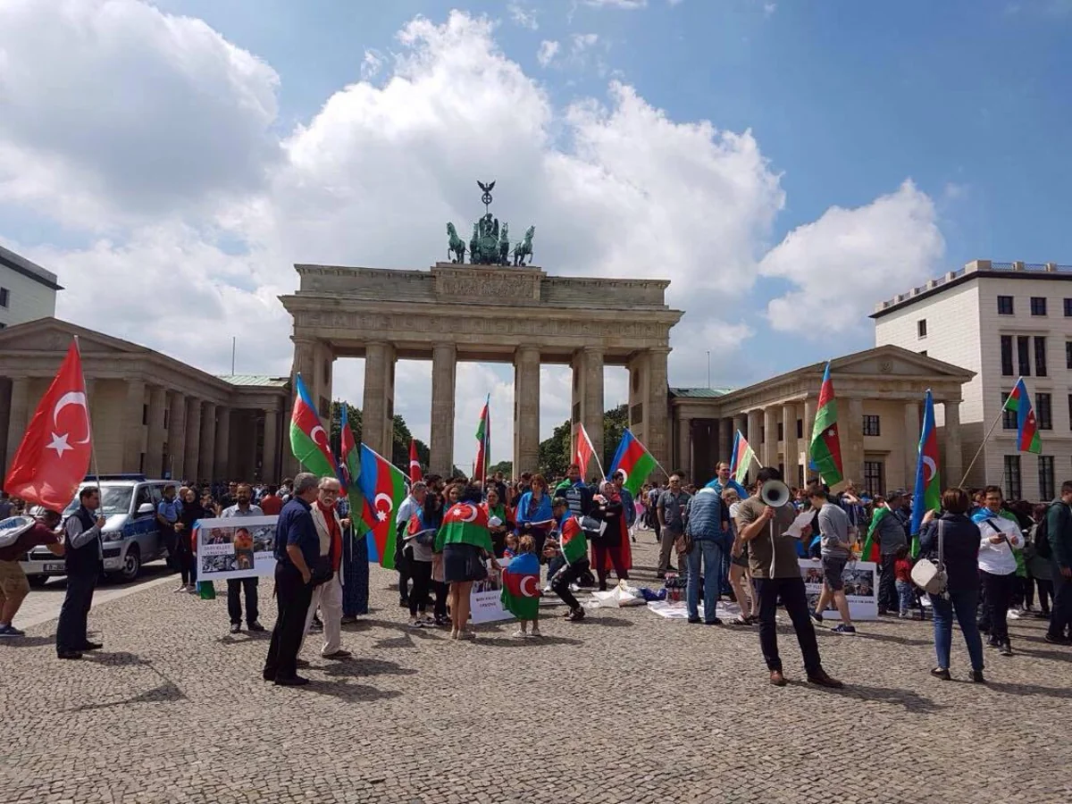 Azərbaycanlılar Berlin və Hannoverdə Ermənistanın Füzulidə törətdiyi hərbi təxribata qarşı etiraz aksiyası keçirib