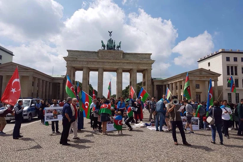 Azərbaycanlılar Berlin və Hannoverdə Ermənistanın Füzulidə törətdiyi hərbi təxribata qarşı etiraz aksiyası keçirib