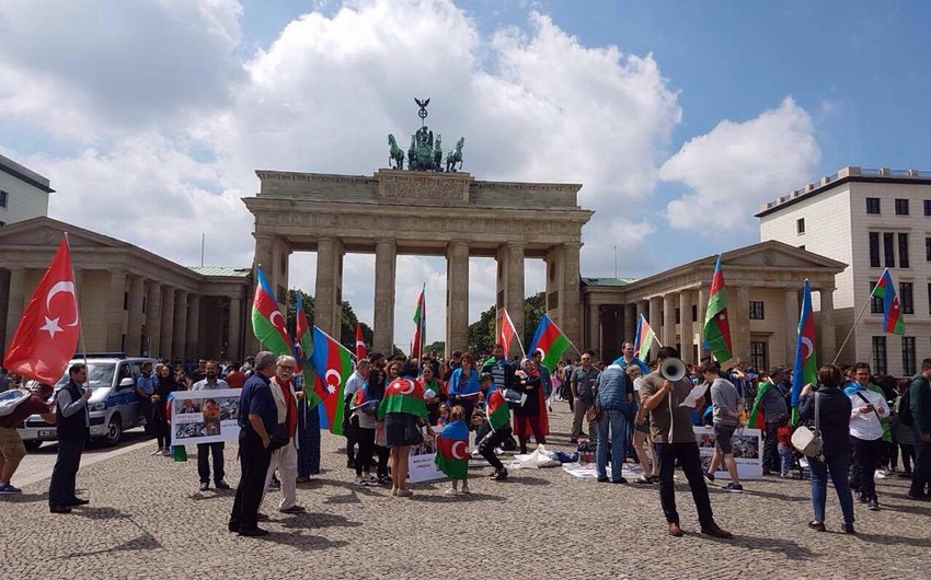 Azərbaycanlılar Berlin və Hannoverdə Ermənistanın Füzulidə törətdiyi hərbi təxribata qarşı etiraz aksiyası keçirib