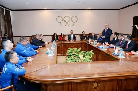 Azər Əliyev pauerliftinq üzrə paralimpiya milli komandasının üzvləri ilə görüşüb