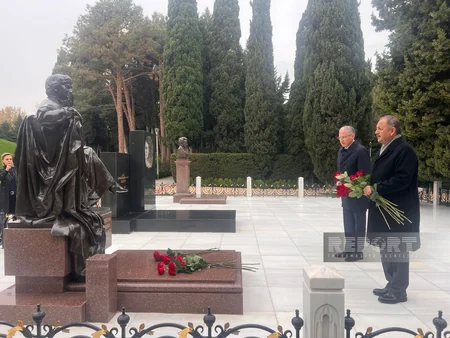 Türkiyəli nazir Fəxri və Şəhidlər xiyabanlarını ziyarət edib - YENİLƏNİB