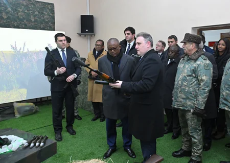Президенту Гвинеи-Бисау показали вооружение командос Азербайджана