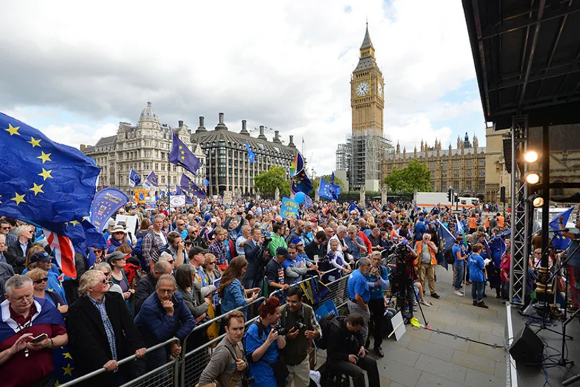 На улицы Лондона вышли тысячи противников Brexit